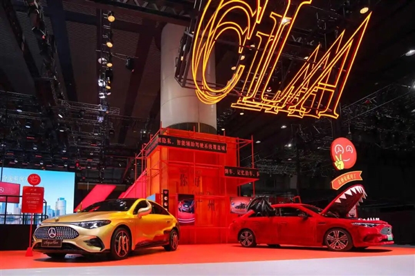 奔驰的电车发布会 充满汽油味