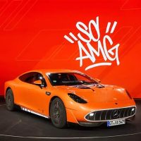 奔驰的电车发布会 充满汽油味