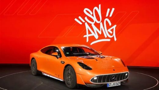 奔驰的电车发布会 充满汽油味