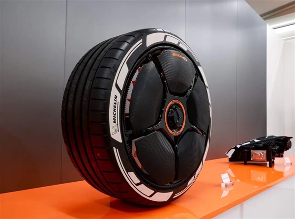 奔驰的电车发布会 充满汽油味