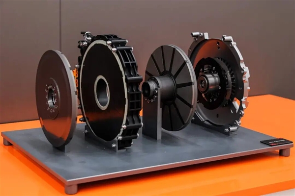 奔驰的电车发布会 充满汽油味