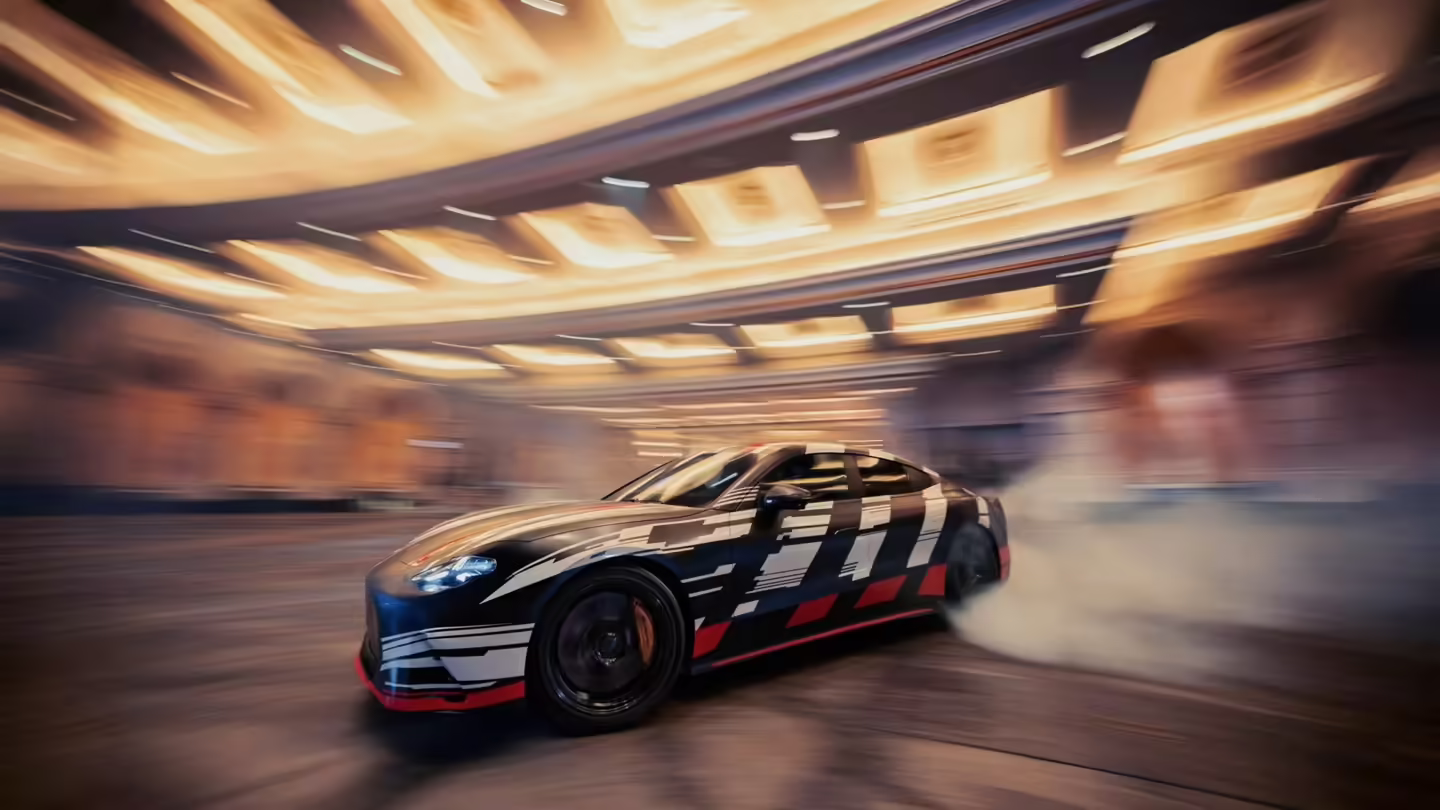 梅赛德斯-AMG 纯电 GT 四门轿跑原型车亮相：布拉德・皮特站台，马力超 1000 匹