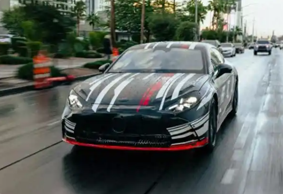 AMG首款纯电GT曝光！F1车手乔治·拉塞尔试驾直呼“疯狂”