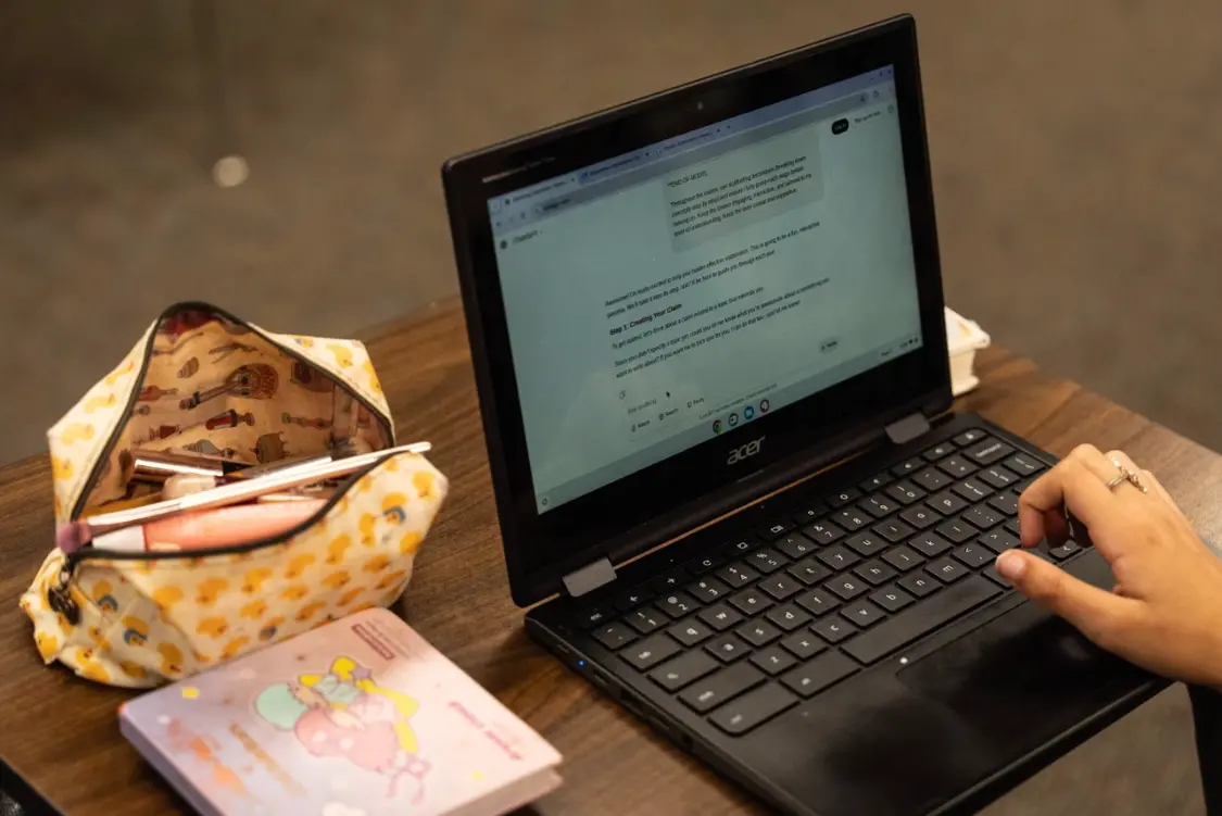 “红色警报”下的OpenAI:奥特曼平息内讧将推两模型 剑指苹果