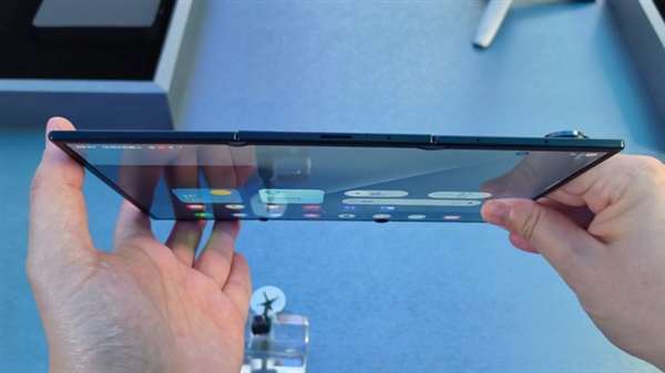 G形三折叠史上首款!三星Galaxy Z TriFold上手
