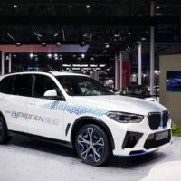 宝马 iX5 氢燃料电池车国内亮相：续航 504 公里，3-4 分钟完成补能