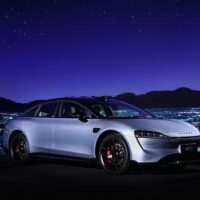 华为发布首款纯电轿车智界S7！余承东：空间遥遥领先 比大更大