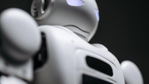 英伟达黄仁勋：AI 将在 5 年内赶超人类 ，OpenAI 首台超算是马斯克买的