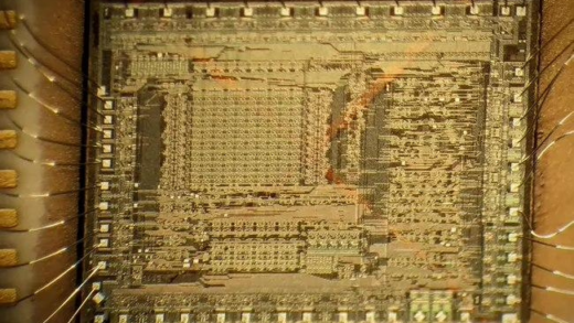 40 多年前的“未来科技”：1977 年的惠普电脑惊藏神秘透明芯片