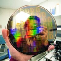 石墨烯芯片即将问世，摩尔定律不会终结，科学家造出首个石墨烯功能半导体