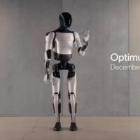 “擎天柱”真来了！马斯克晒和特斯拉机器人散步视频