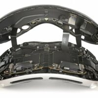 首次拆解显示苹果 Vision Pro 的复杂内部结构