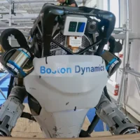 波士顿动力 Atlas 机器人能力升级，可灵活搬运汽车零件