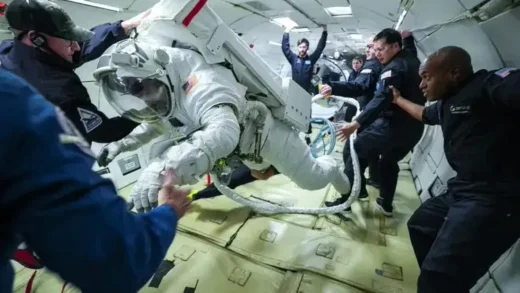 NASA 新型宇航服通过微重力测试，更轻、更灵活