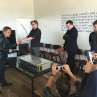 马斯克分享多张罕见照片：英伟达黄仁勋向 OpenAI 签名捐赠首台 DGX-1 AI 系统