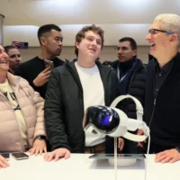 “我想见证历史”：记录苹果Vision Pro发售日“疯狂”的果粉们