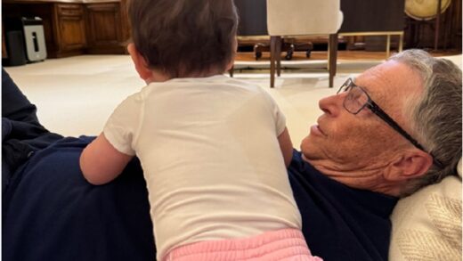 比尔盖茨晒外孙女温馨同框