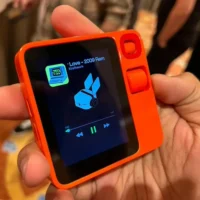 口袋 AI 设备 Rabbit R1 月底向首批美国买家发货：无需配对手机，堪称万能应用控制器