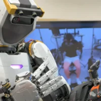 首个自主完成人类任务机器人出现，五指灵活速度超人，大模型加持虚拟空间训练