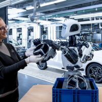 奔驰汽车工厂试点 Apollo 机器人：从事搬运、装配等繁重体力活