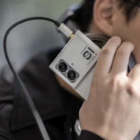 水月雨 MIAD 01 手机采用 6.7 英寸 1080P 120Hz 国产柔性 OLED 曲面屏，配“旗舰解码芯片”