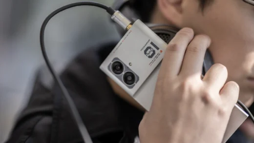 水月雨 MIAD 01 手机采用 6.7 英寸 1080P 120Hz 国产柔性 OLED 曲面屏，配“旗舰解码芯片”