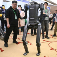 当“机器人”有了“AI大脑” 人形机器人时代来了吗