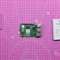 开发者亲手打造 GameBoy XL 掌机：内置树莓派 5、可玩 NES / PS2 等游戏