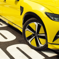 比亚迪宋L“大黄蜂版”实车曝光：连轮毂都黄了