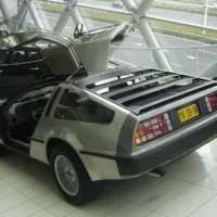 谷歌举办 Gemini API 开发者大赛，大奖是《回到未来》的“时间机器”