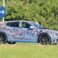 法拉利首款纯电车型明年底亮相，CEO 称不会使用磷酸铁锂电池