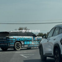 比亚迪腾势 N9 伪装车曝光：贴纸印有“500 万以内就换我”“5 米 3”