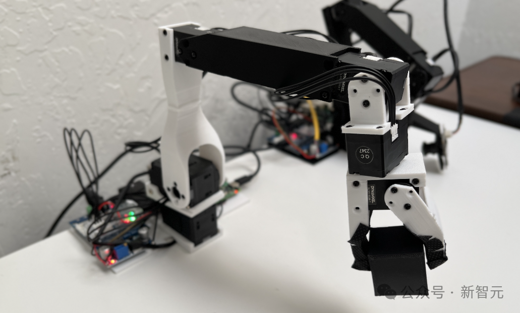 人人都能玩得起 AI 机器人,HuggingFace 开源低成本解决方案 LeRobot