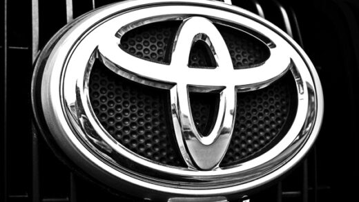 放弃电动化：丰田正着手将所有燃油车改装为混动车型