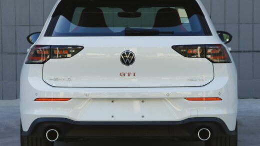 新款大众高尔夫 GTI 正式下线，前脸更凌厉