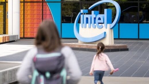 英特尔股价今年暴跌近 60%，或被道琼斯指数除名