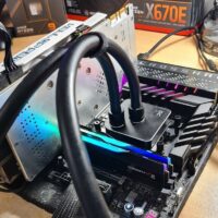 台式机主板上的 AMD EPYC 4124P 四核处理器被超频至 6.70 GHz