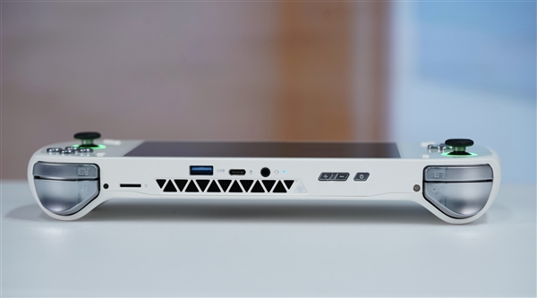 全球第二款酷睿Ultra掌机！AOKZOE A2 Ultra图赏