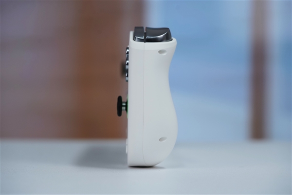 全球第二款酷睿Ultra掌机！AOKZOE A2 Ultra图赏