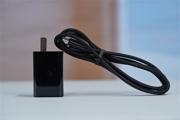 全球第二款酷睿Ultra掌机！AOKZOE A2 Ultra图赏