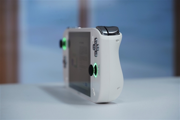 全球第二款酷睿Ultra掌机！AOKZOE A2 Ultra图赏