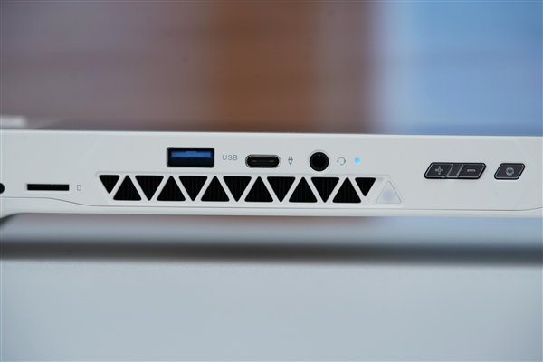 全球第二款酷睿Ultra掌机！AOKZOE A2 Ultra图赏