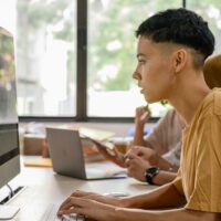 Z世代有许多电脑高手 但他们大多不会盲打键盘