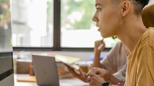 Z世代有许多电脑高手 但他们大多不会盲打键盘