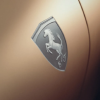 法拉利 Roma Spider 个性化定制版亮相：土豪金配色，古典实木内饰