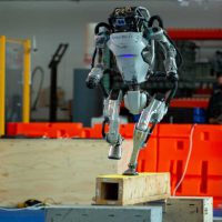 丰田研究所与波士顿动力合作，推进机器人大规模行为模型等研究