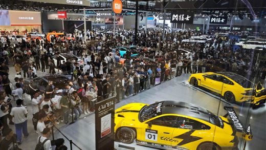 小米SU7 Ultra广州车展首次亮相：现场观众人山人海