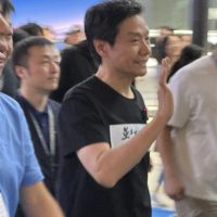 没想到 广州车展上 大家还是追着雷军跑