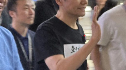 没想到 广州车展上 大家还是追着雷军跑