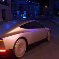 马斯克暗示特斯拉正在开发更大的汽车